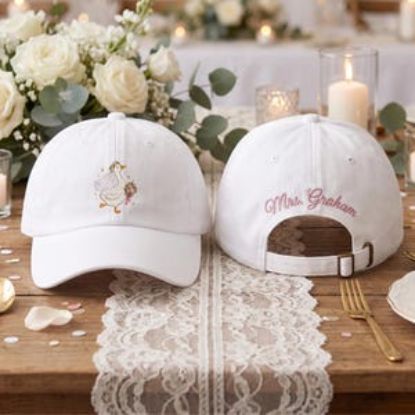 Personalisierte Brautmütze mit Stickerei | Lustige Brautmütze mit Gänsemotiv | Mütze mit individuellem Namen der Braut | Geschenk zum Junggesellinnenabschied | Hochzeitsgeschenk für die Braut