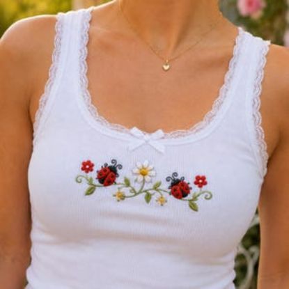 Besticktes Marienkäfer-Tanktop | Gartenhemd im Cottagecore-Stil | Trägertop mit Blumenmuster | Niedliches Top für Naturliebhaber aus den 20er-Jahren | Geschenkidee für Sie | Geschenk für Gartenfreunde