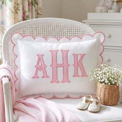 Personalisierter Kissenbezug mit Monogramm | Kissenbezug mit individueller Stickerei der Babyinitialen | Kissen mit Wellenkante fürs Kinderzimmer | Erinnerungsgeschenk für Neugeborene