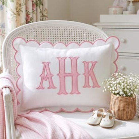 Personalisierter Kissenbezug mit Monogramm | Kissenbezug mit individueller Stickerei der Babyinitialen | Kissen mit Wellenkante fürs Kinderzimmer | Erinnerungsgeschenk für Neugeborene